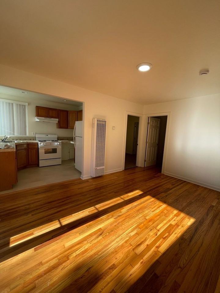 122 Allen St - Photo 2 of 9