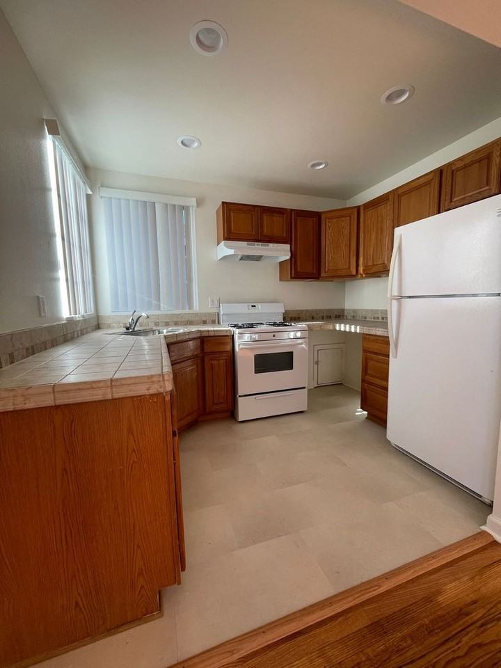 122 Allen St - Photo 3 of 9