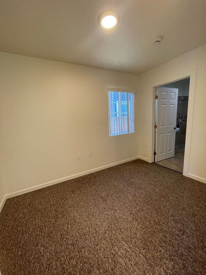 122 Allen St - Photo 4 of 9