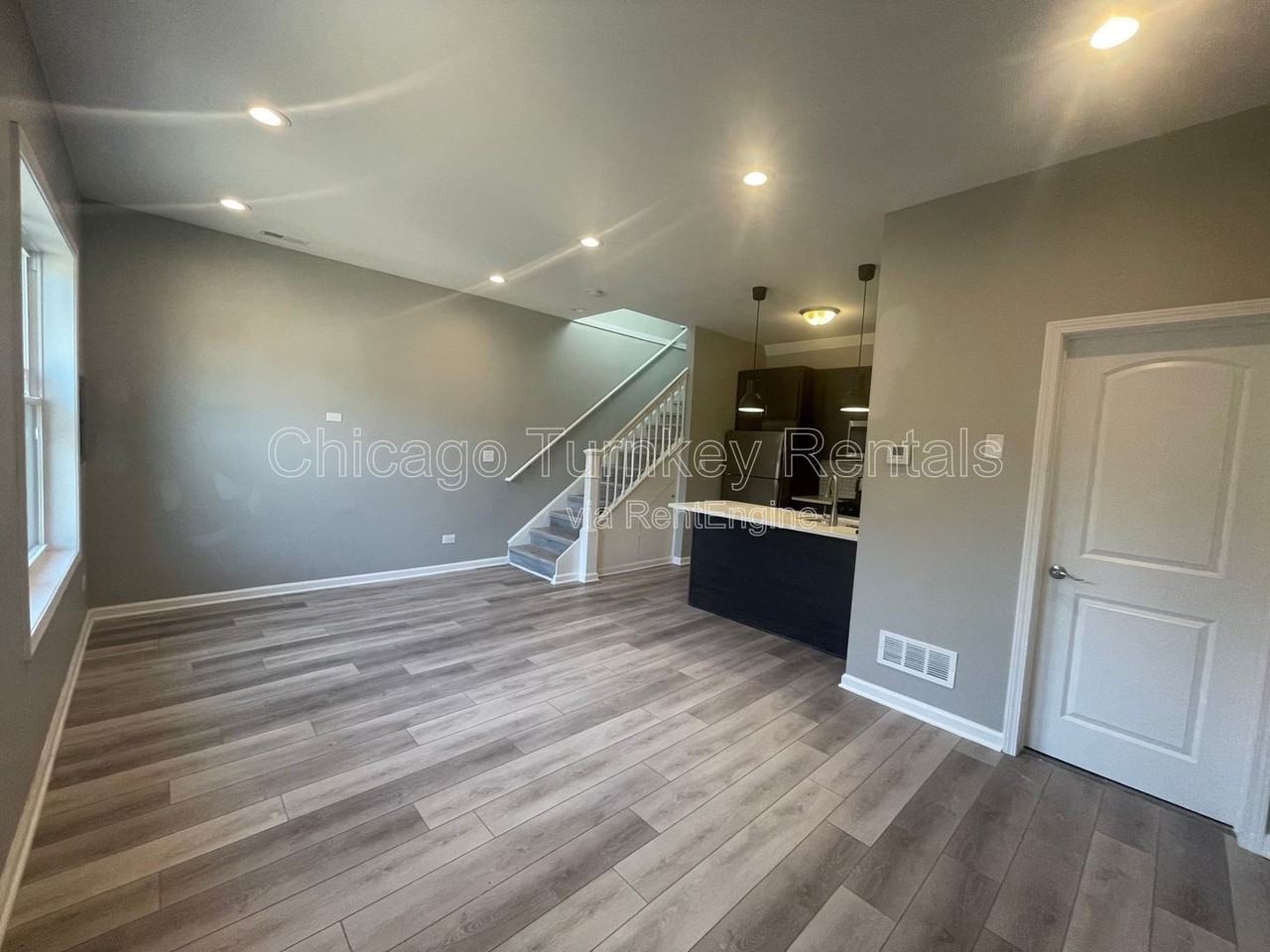 2624 W 24th St #1R - Photo 3 of 10