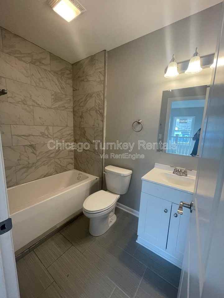 2624 W 24th St #1R - Photo 4 of 10