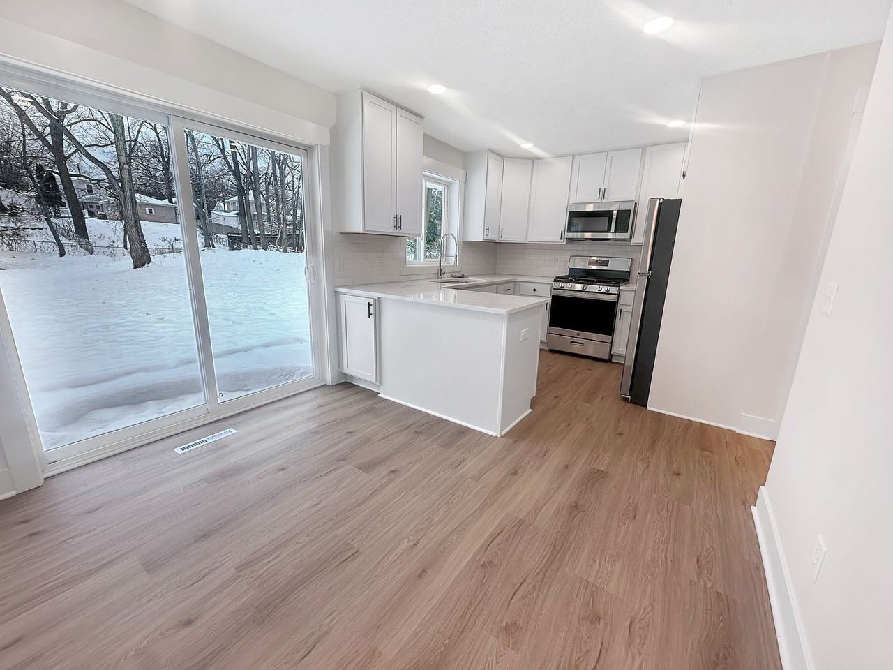 858 Houseman Ave Ne - Photo 4 of 20