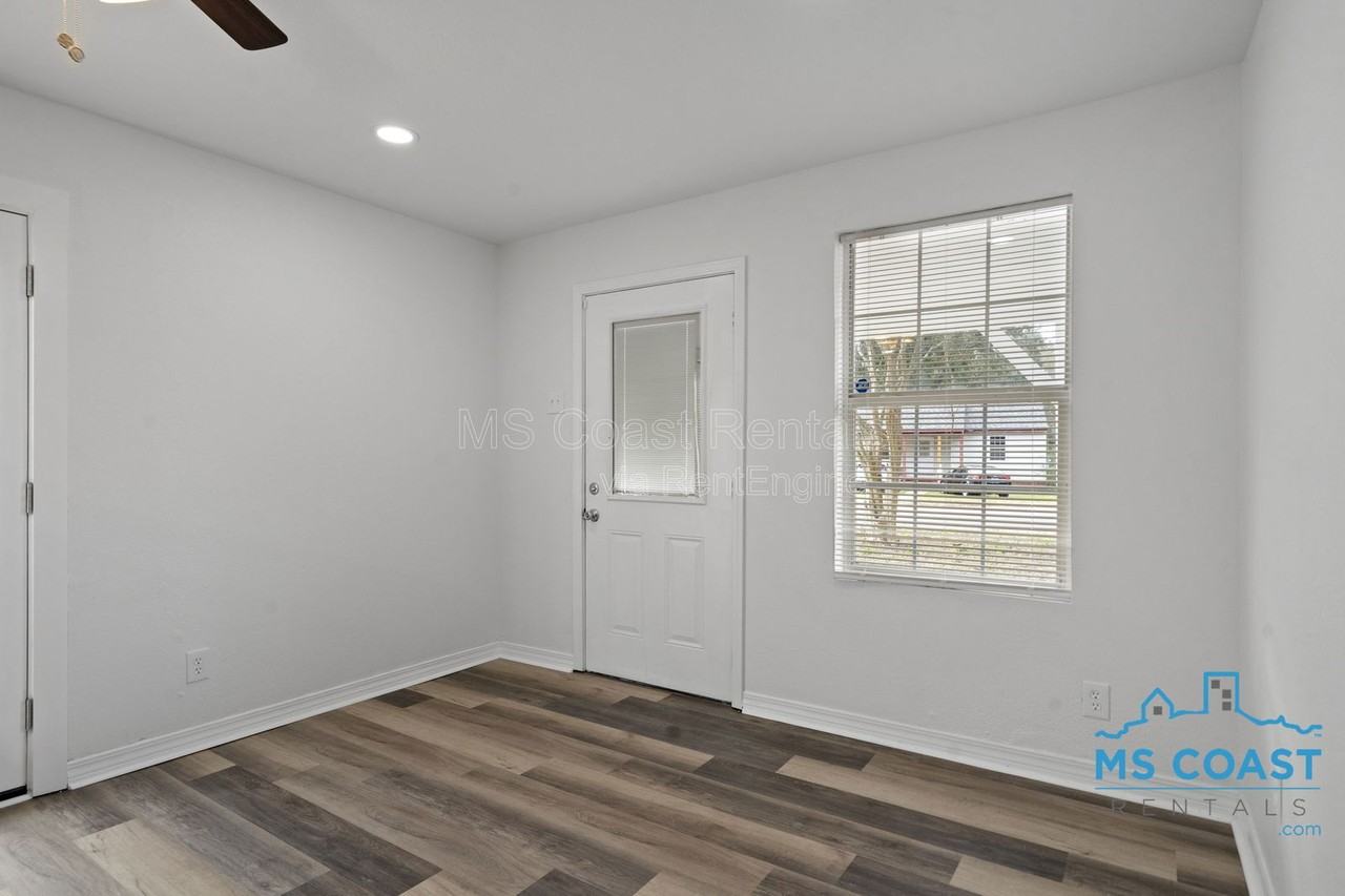 340 Hiller Dr - Photo 4 of 27