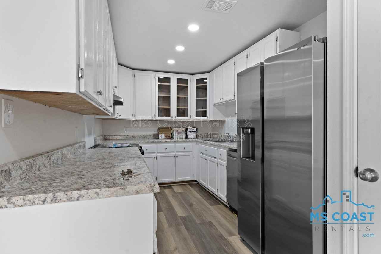 340 Hiller Dr - Photo 6 of 27