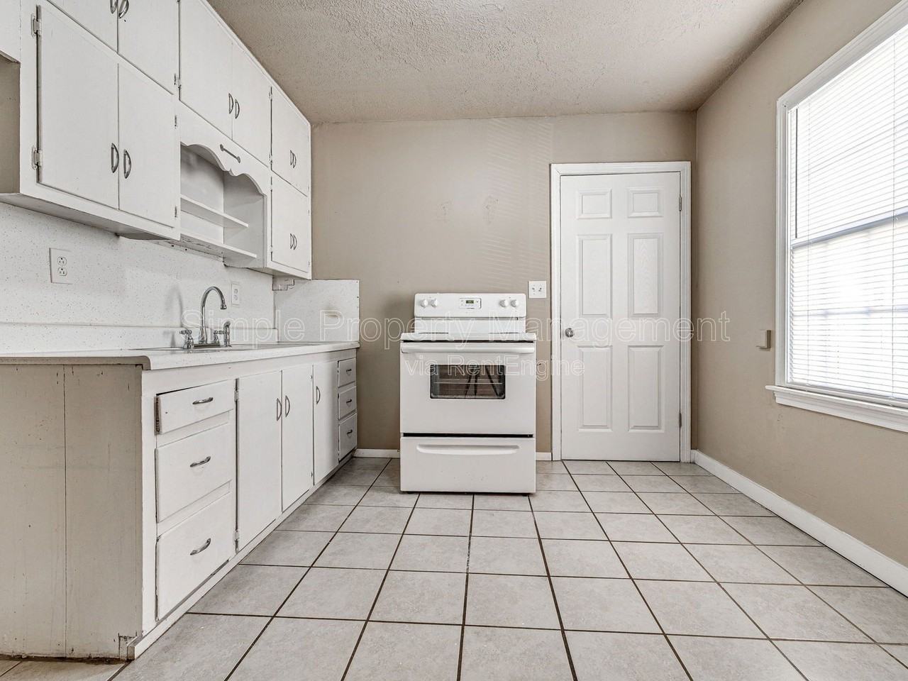 4001 N Rockwell Ave - Photo 4 of 18