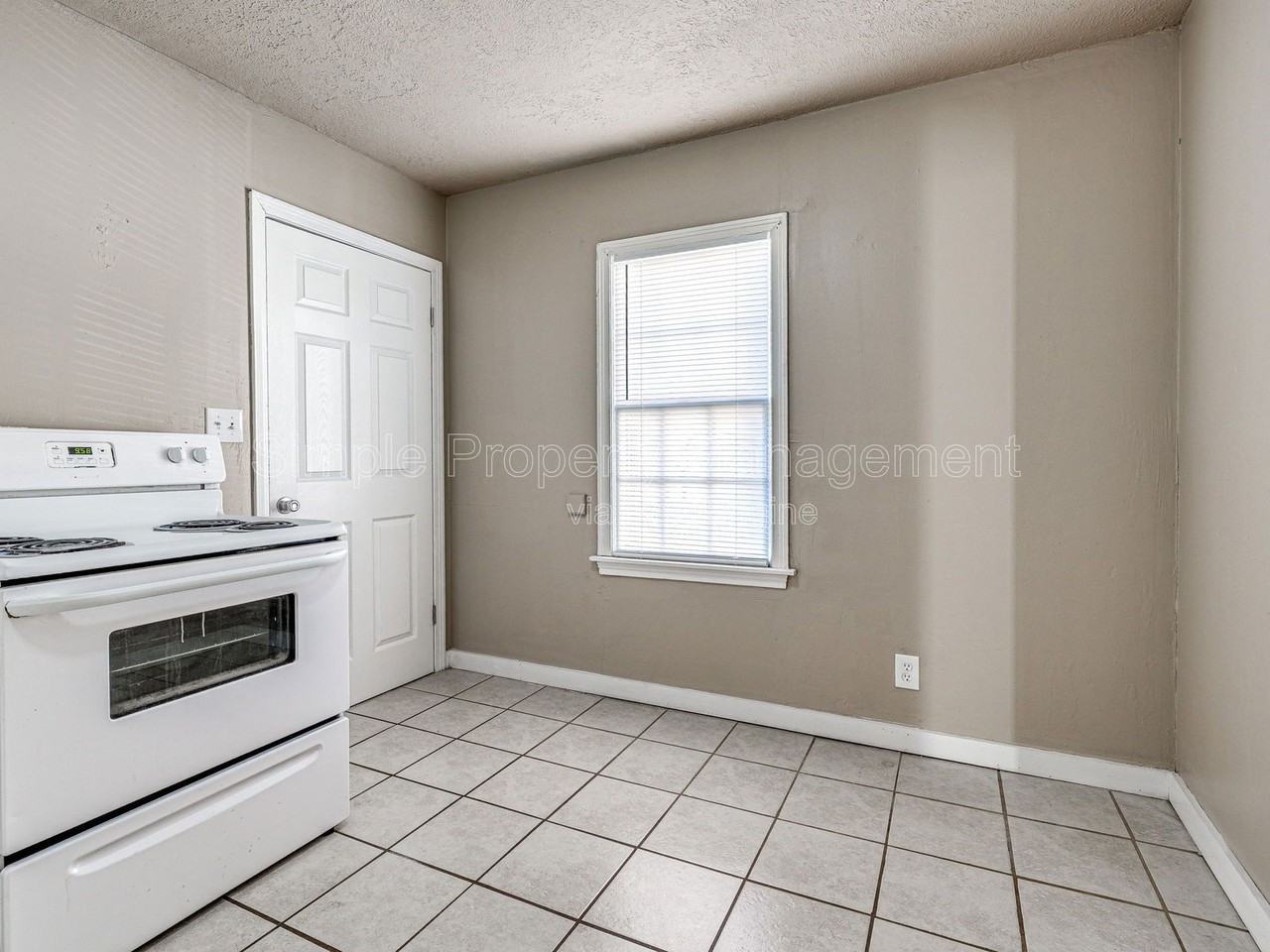 4001 N Rockwell Ave - Photo 7 of 18