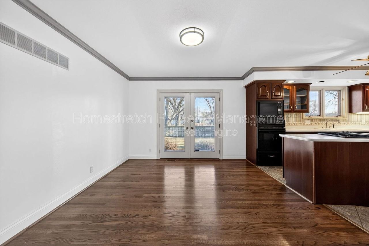 2060 Loveland Dr - Photo 5 of 39