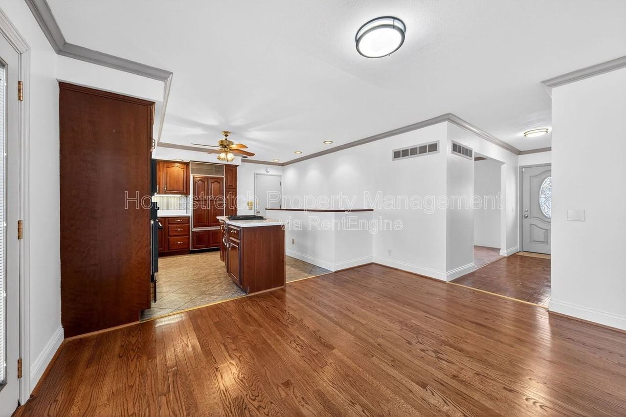 2060 Loveland Dr - Photo 6 of 39