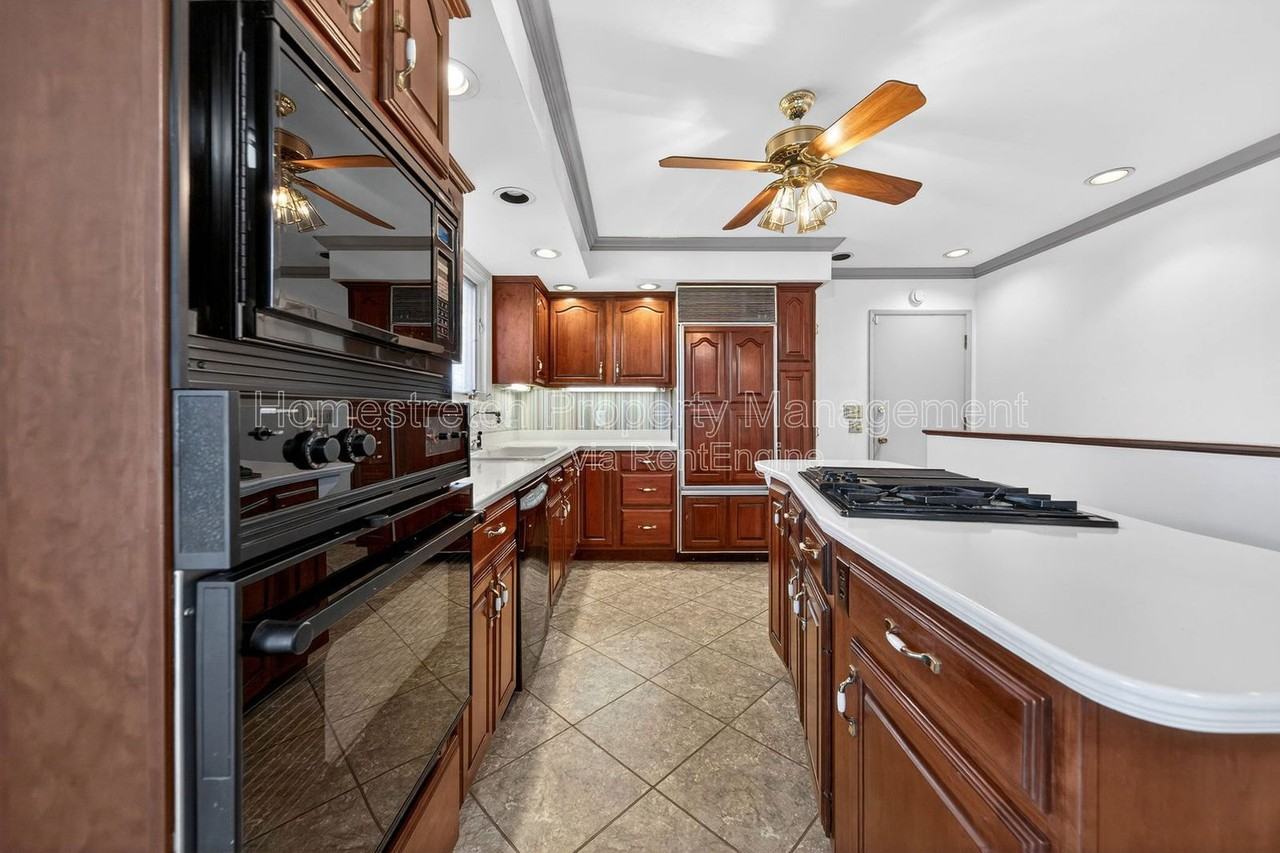 2060 Loveland Dr - Photo 7 of 39