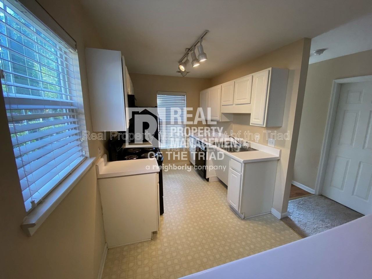 3389 Hyde Place Cir - Photo 2 of 14