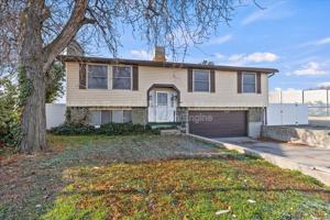 featured image of 3757 W Clermont Dr