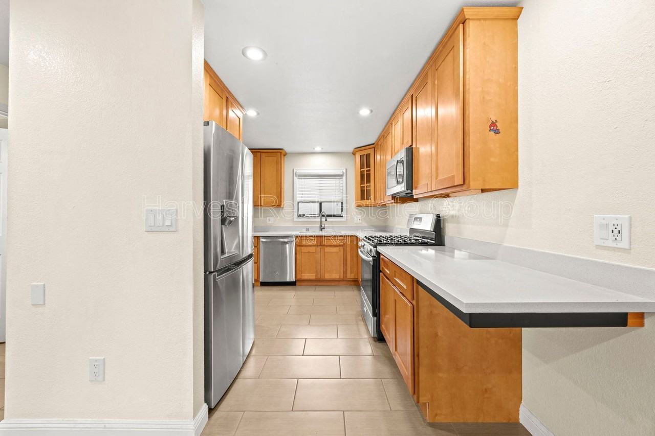 22663 Vermont St - Photo 3 of 18