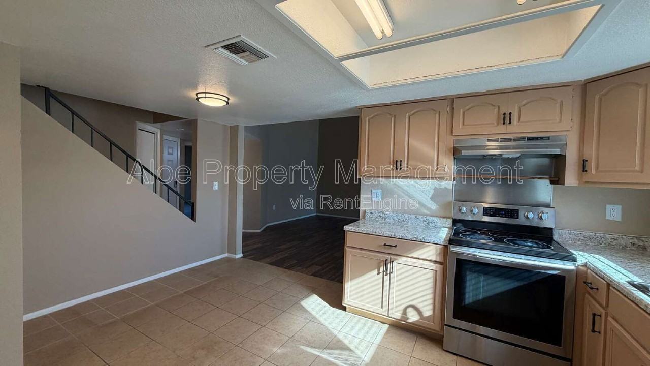 2423 E Maryland Dr - Photo 2 of 24