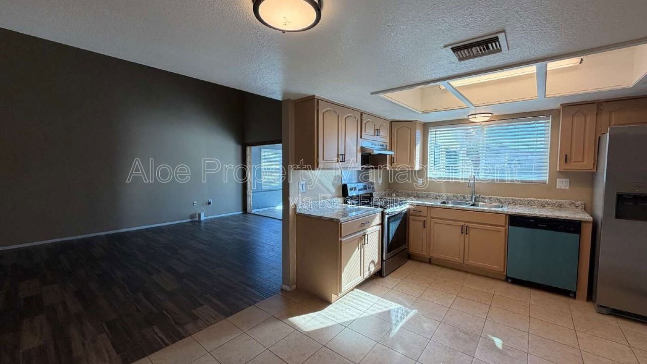 2423 E Maryland Dr - Photo 4 of 24