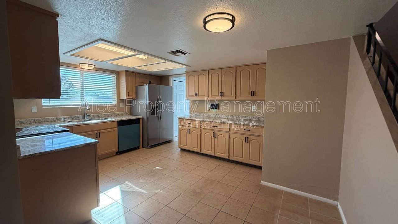 2423 E Maryland Dr - Photo 5 of 24