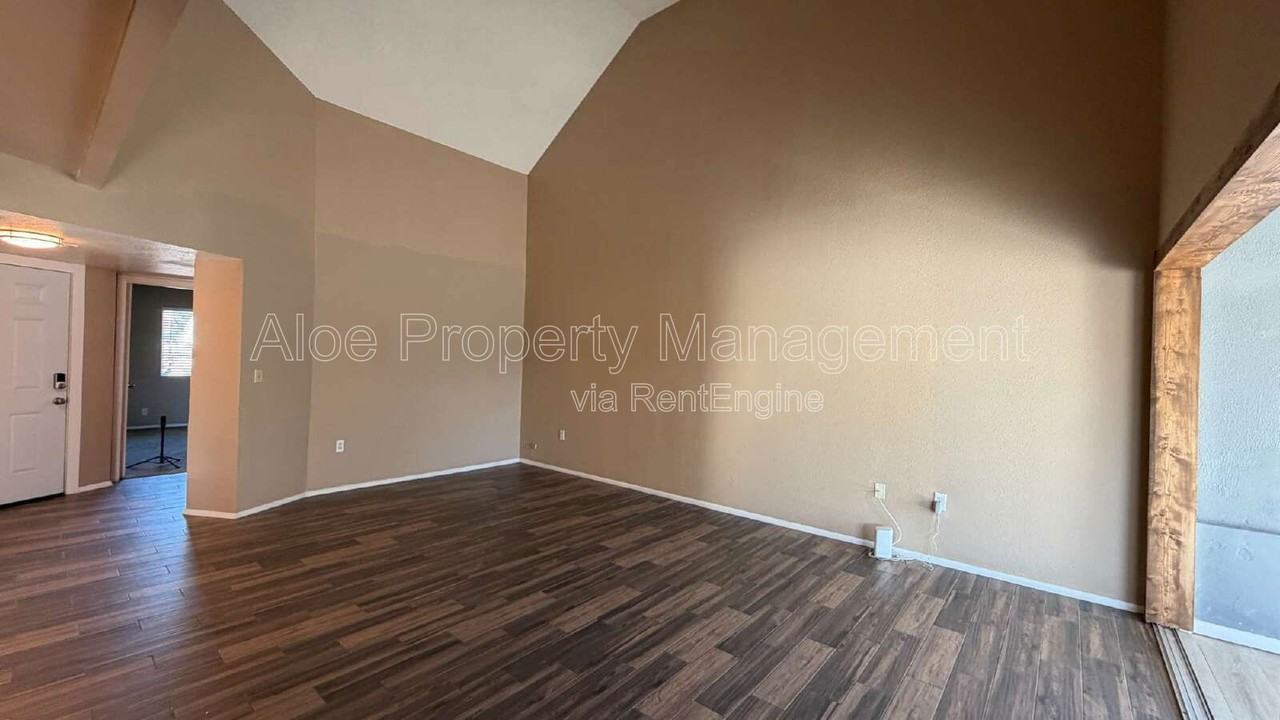 2423 E Maryland Dr - Photo 6 of 24