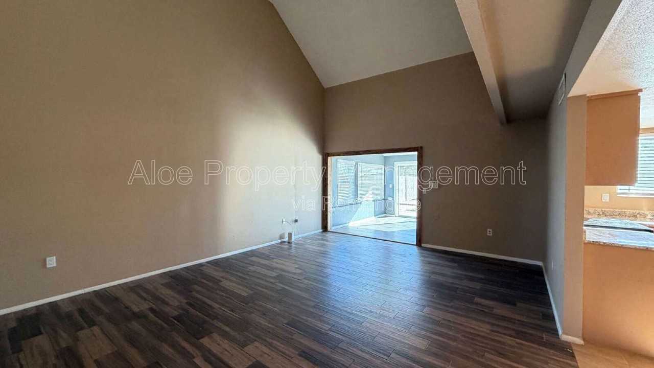 2423 E Maryland Dr - Photo 7 of 24