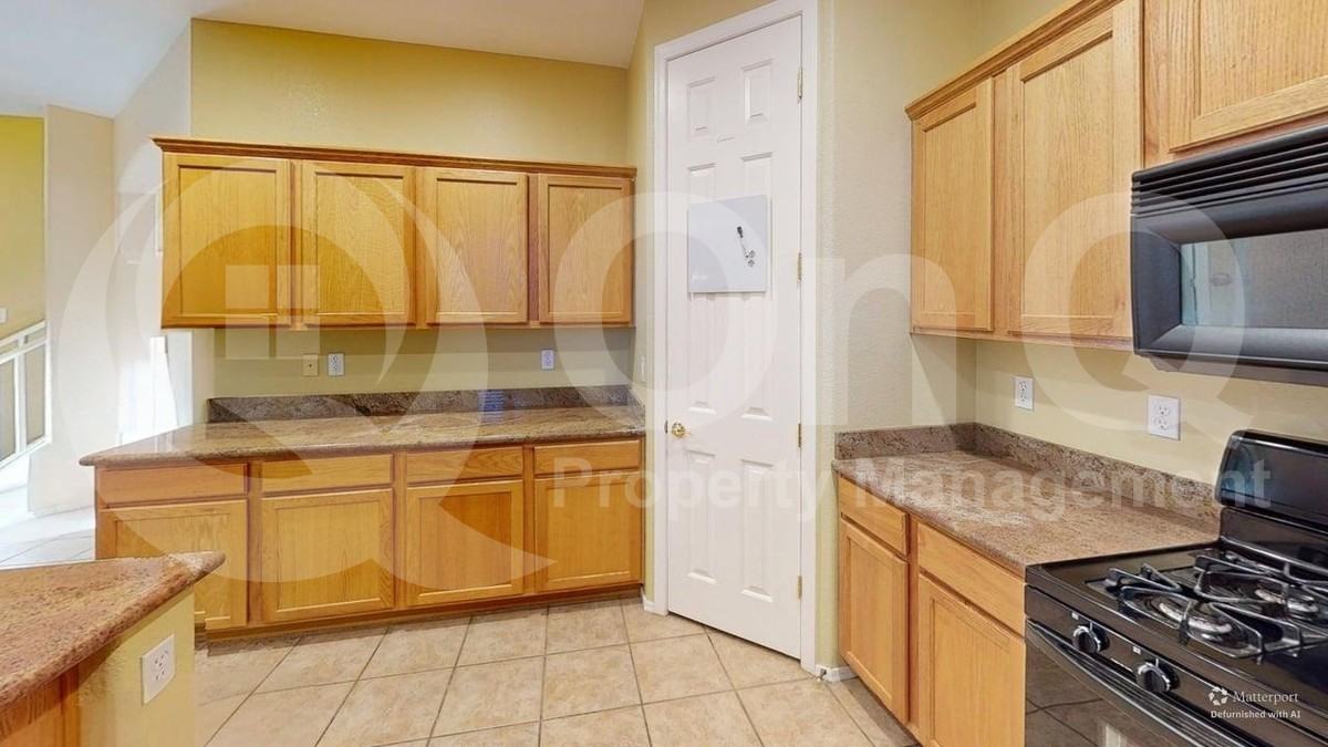 45724 W Mountain View Rd - Photo 4 of 32