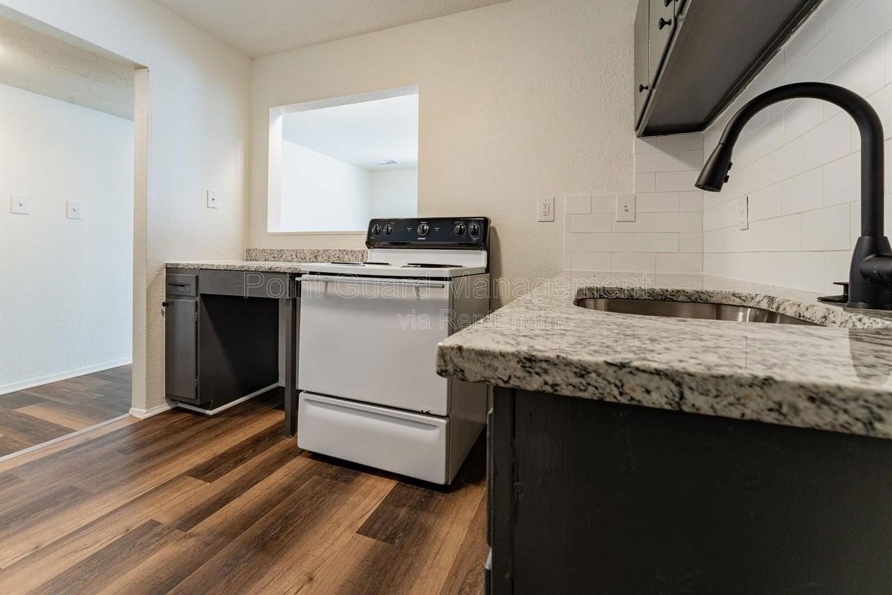 1508 Oxford Pl #1 - Photo 6 of 27