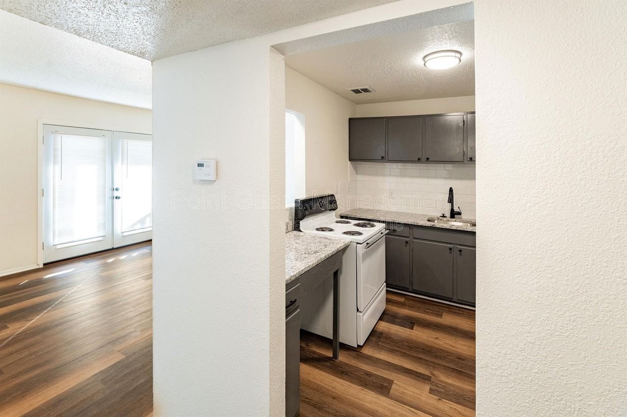 1508 Oxford Pl #1 - Photo 7 of 27