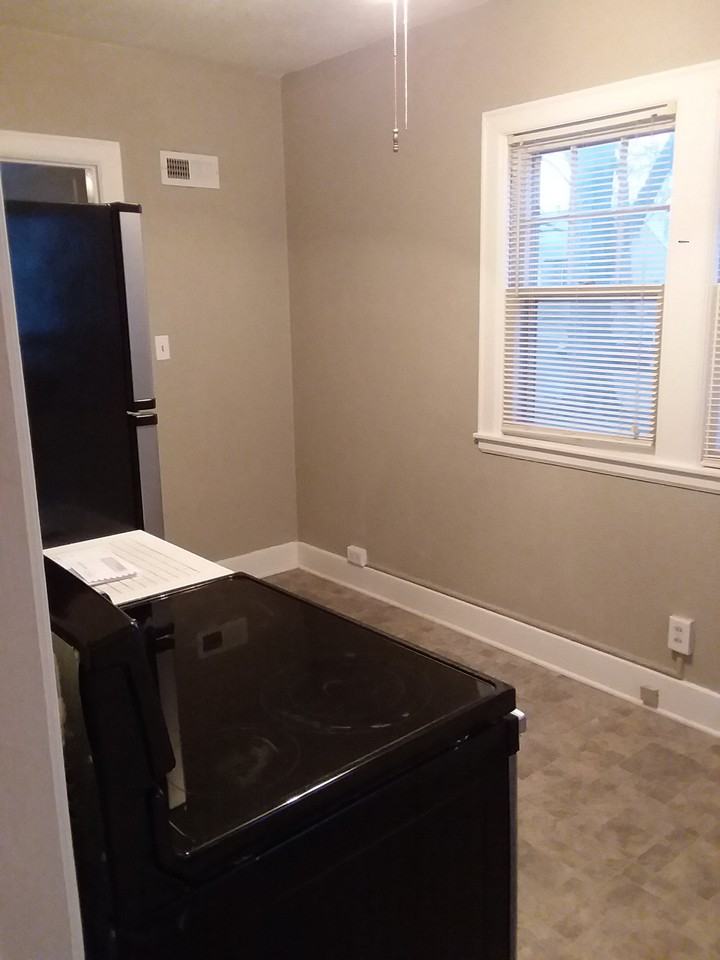 225 W 1st St - Photo 2 of 20