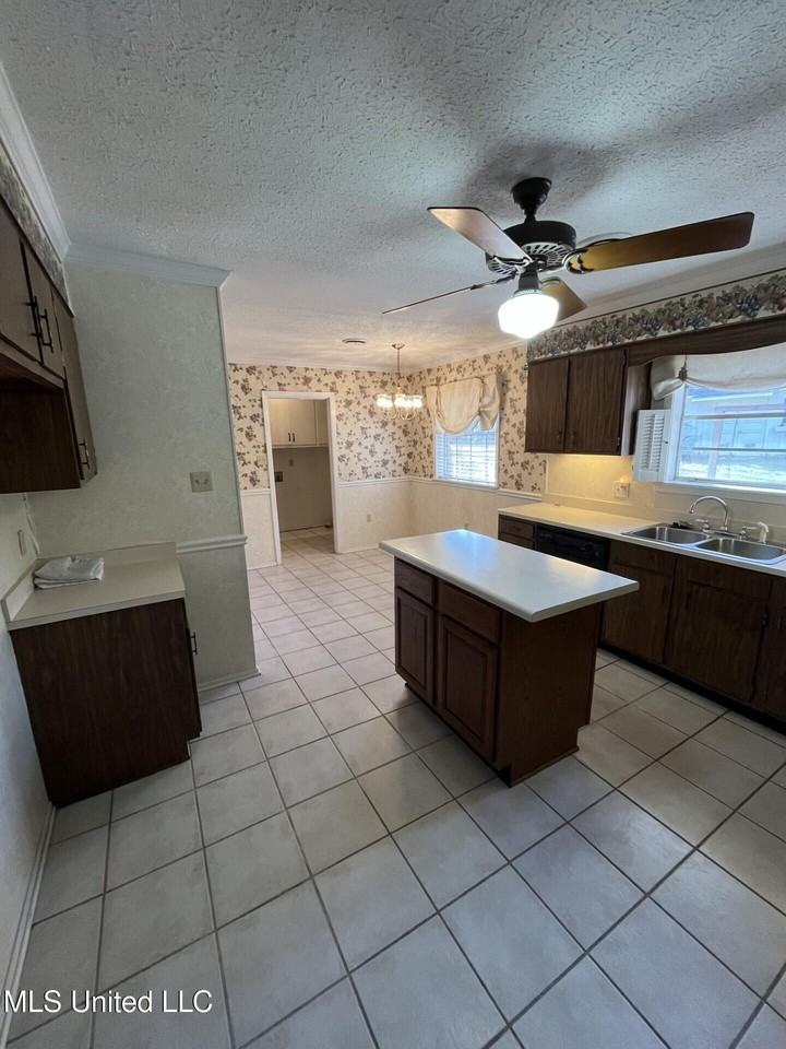 808 Live Oak Dr - Photo 2 of 12