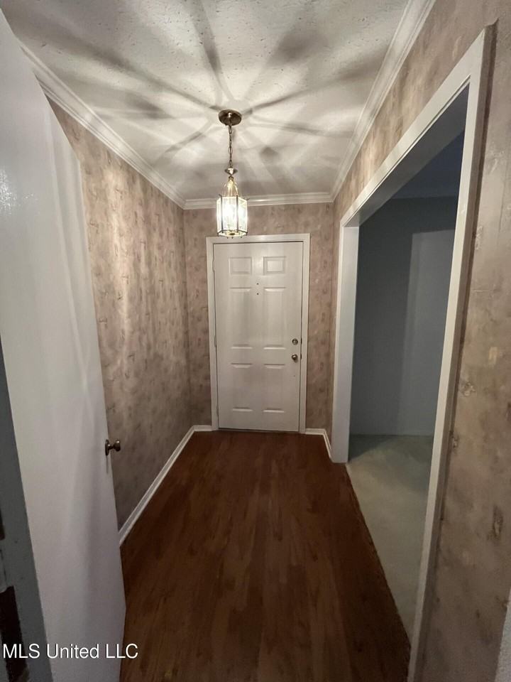 808 Live Oak Dr - Photo 3 of 12