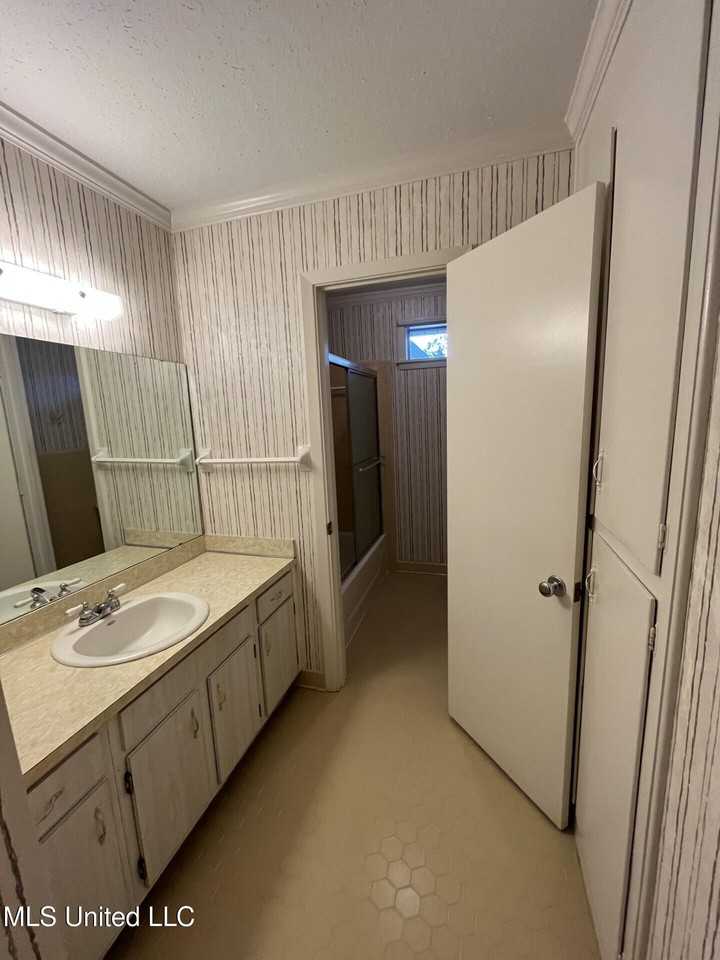 808 Live Oak Dr - Photo 6 of 12