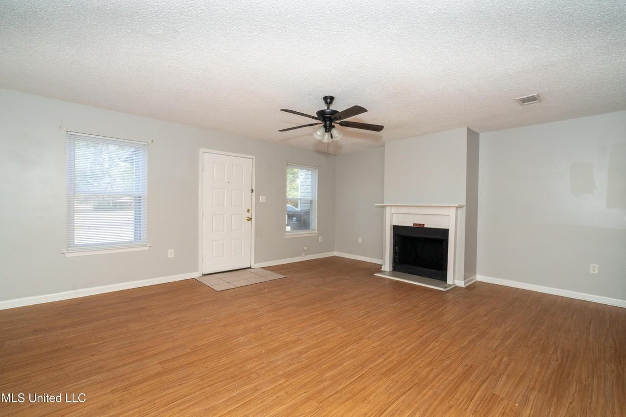 20111 Daugherty Rd - Photo 2 of 11