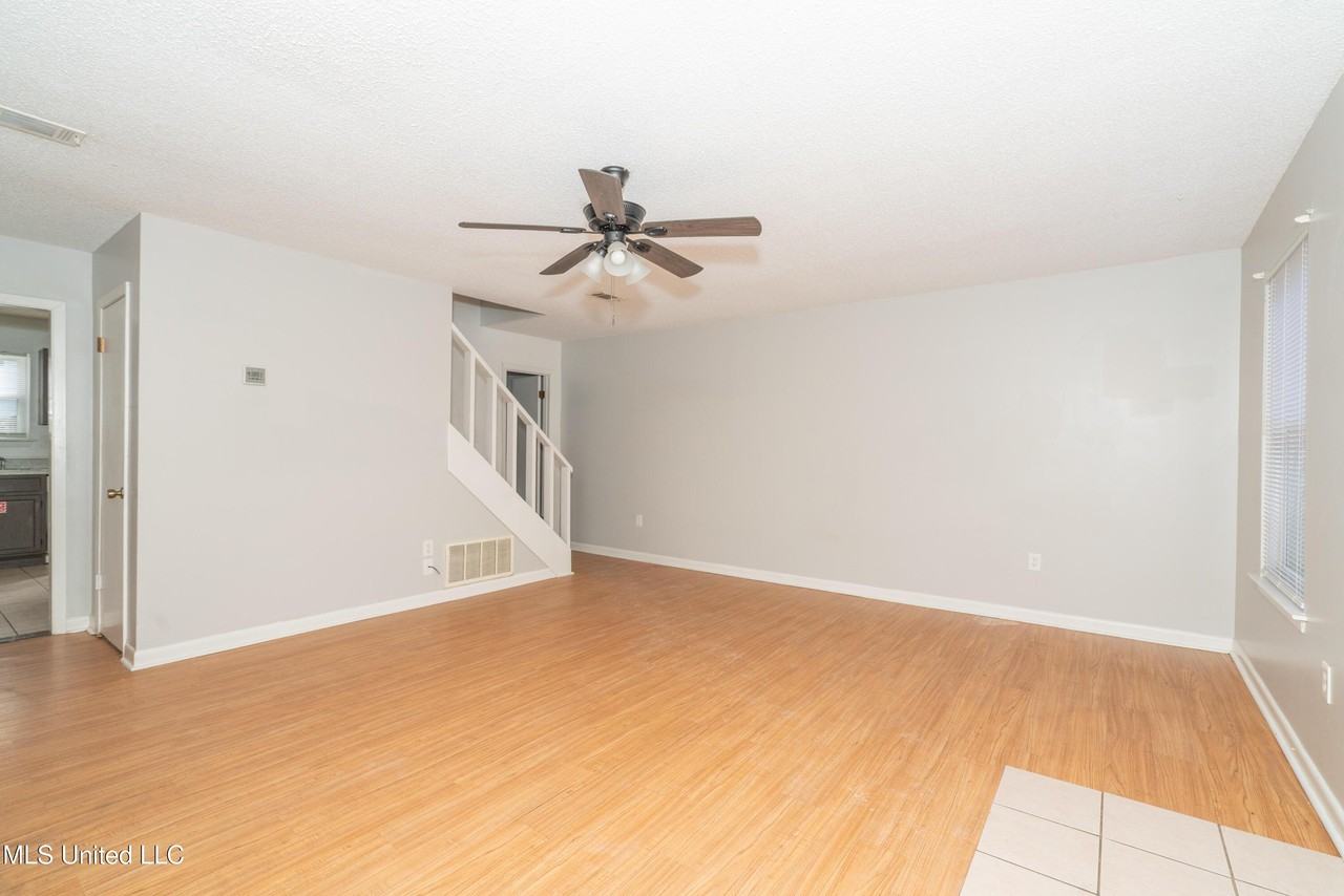 20111 Daugherty Rd - Photo 3 of 11