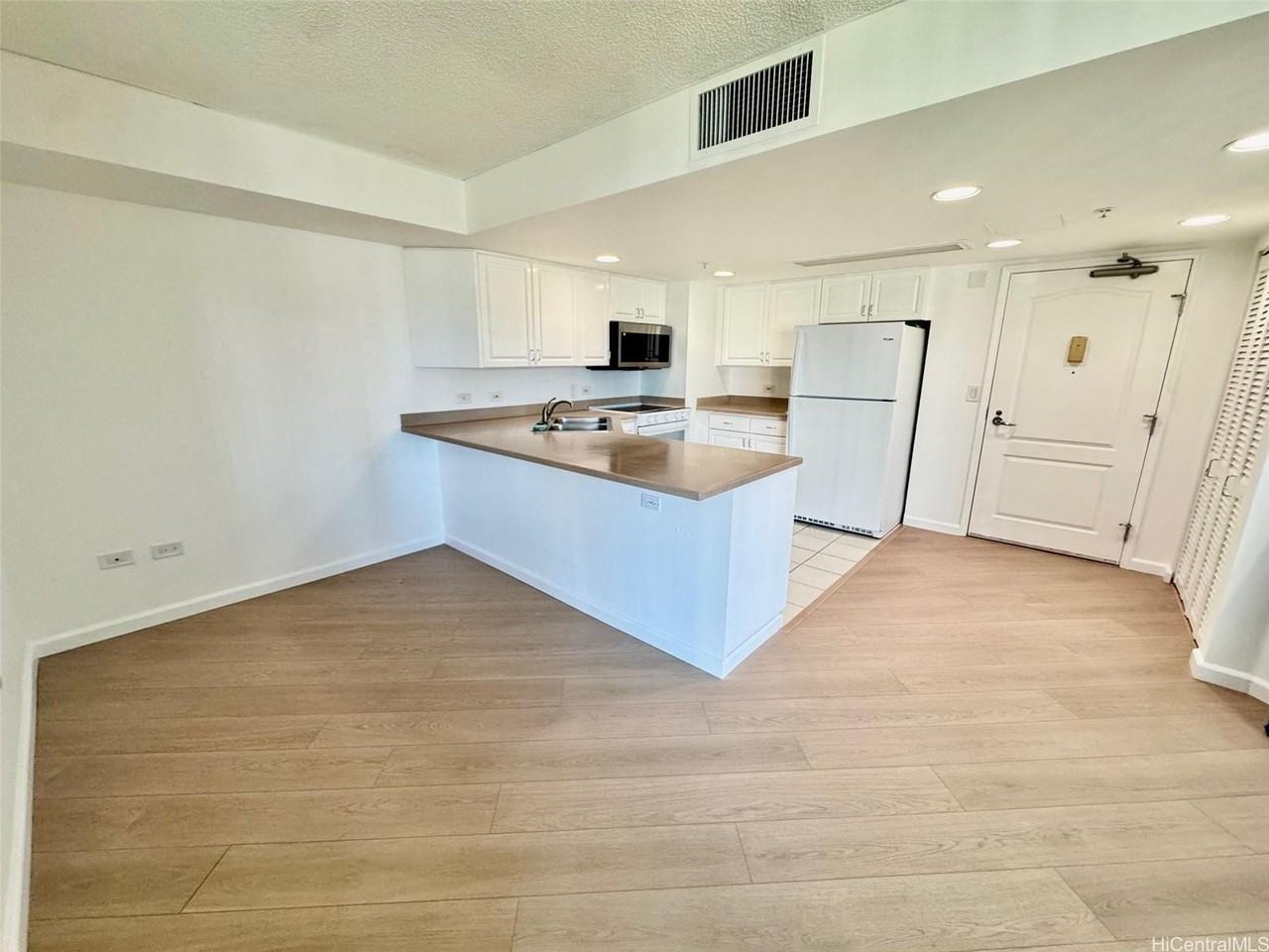 1314 Kalakaua Ave #910 - Photo 2 of 14