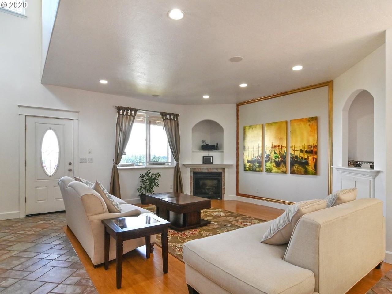 795 Queens Ave - Photo 4 of 14