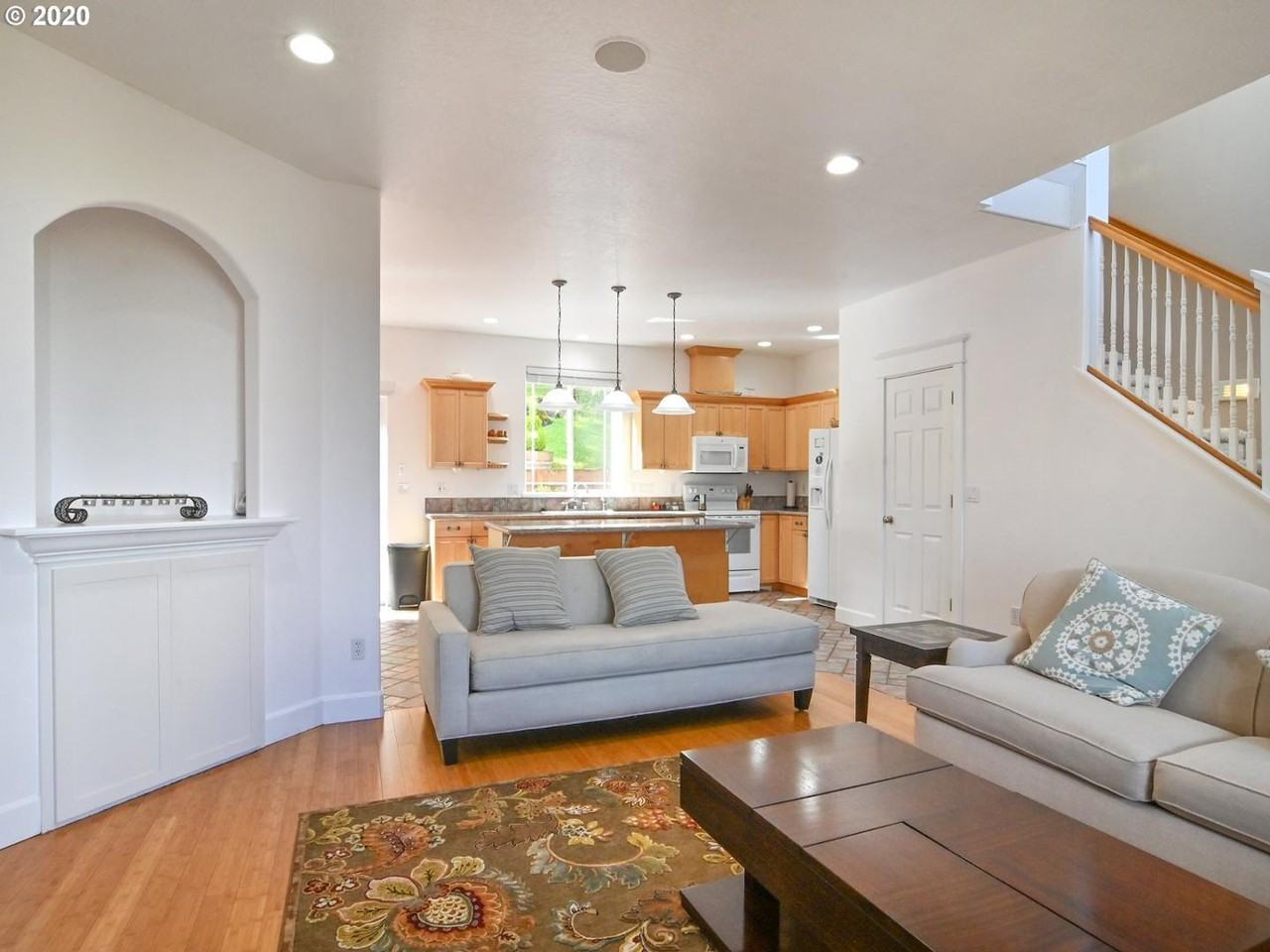 795 Queens Ave - Photo 5 of 14