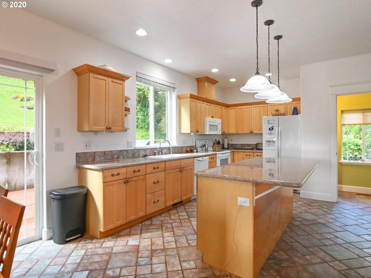 795 Queens Ave - Photo 7 of 14