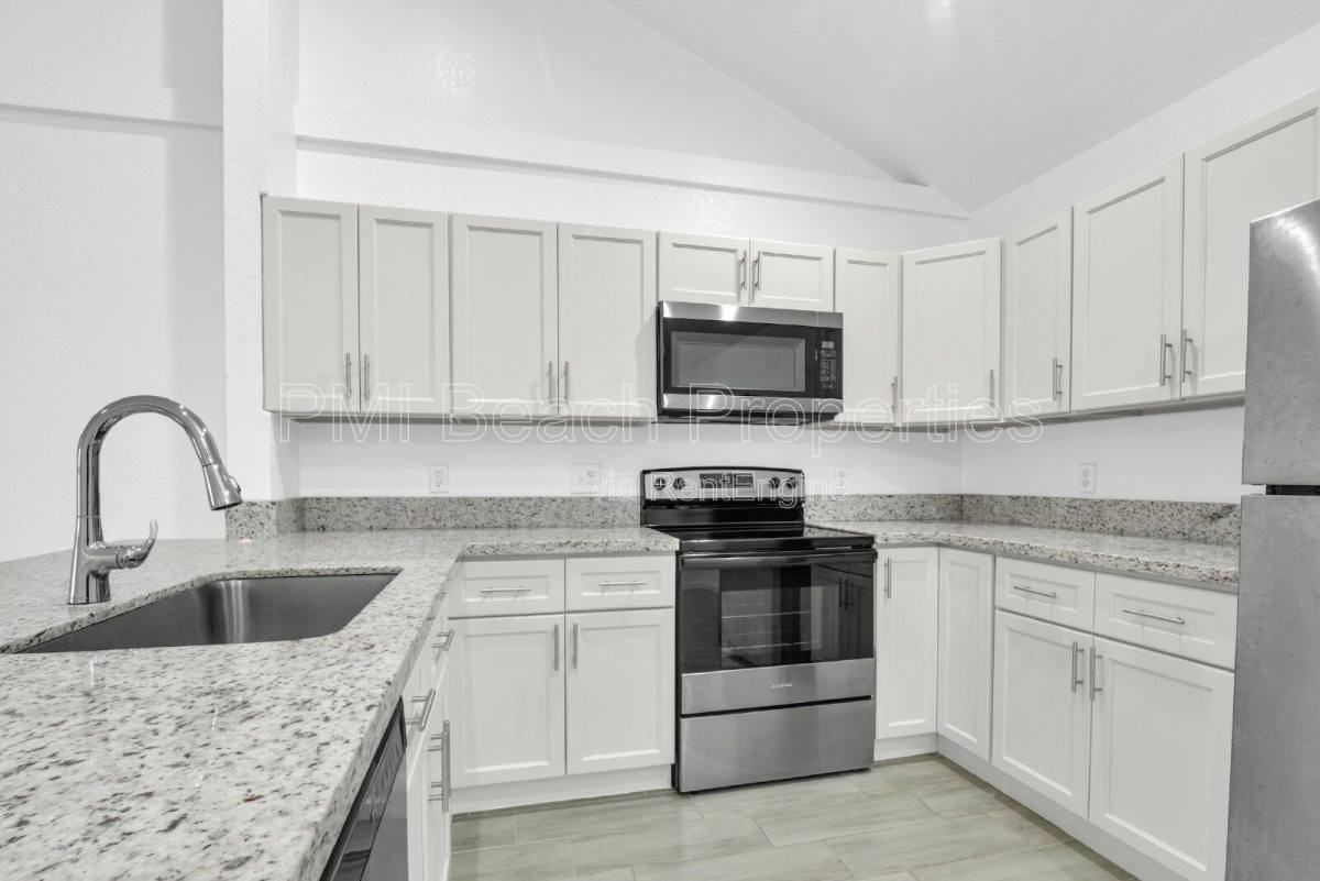 13737 Yarmouth Dr - Photo 2 of 10