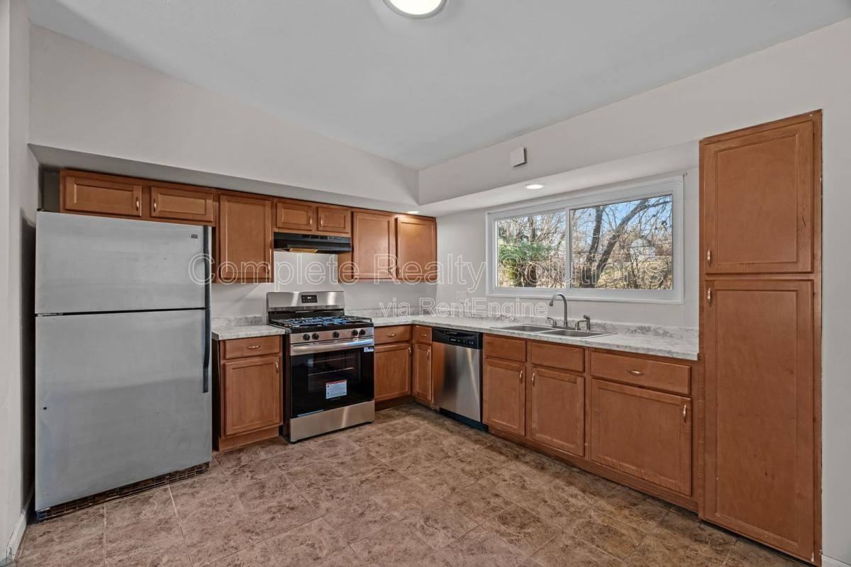 9915 Castle Dr - Photo 3 of 10