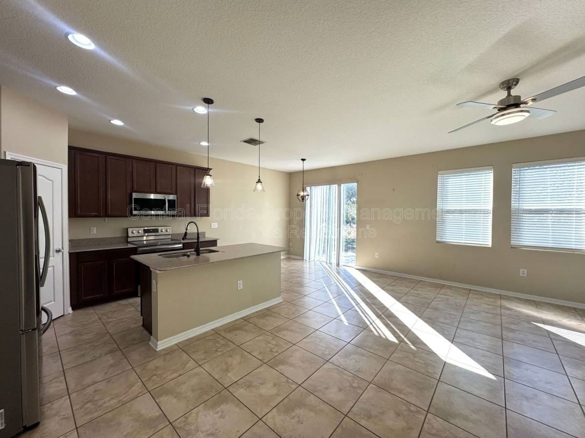 215 Lakeshore Dr - Photo 3 of 10