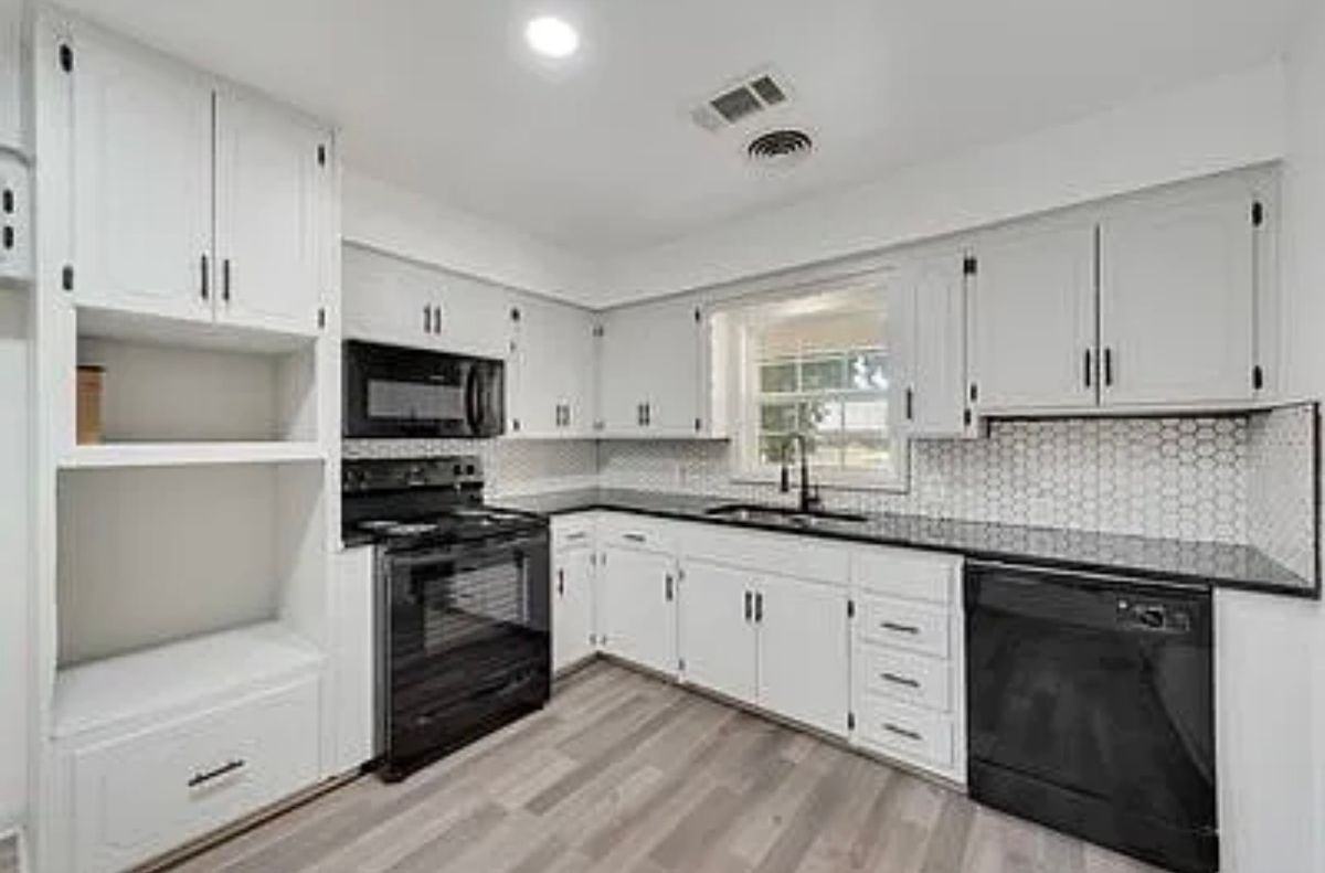 725 W Brock St - Photo 4 of 19