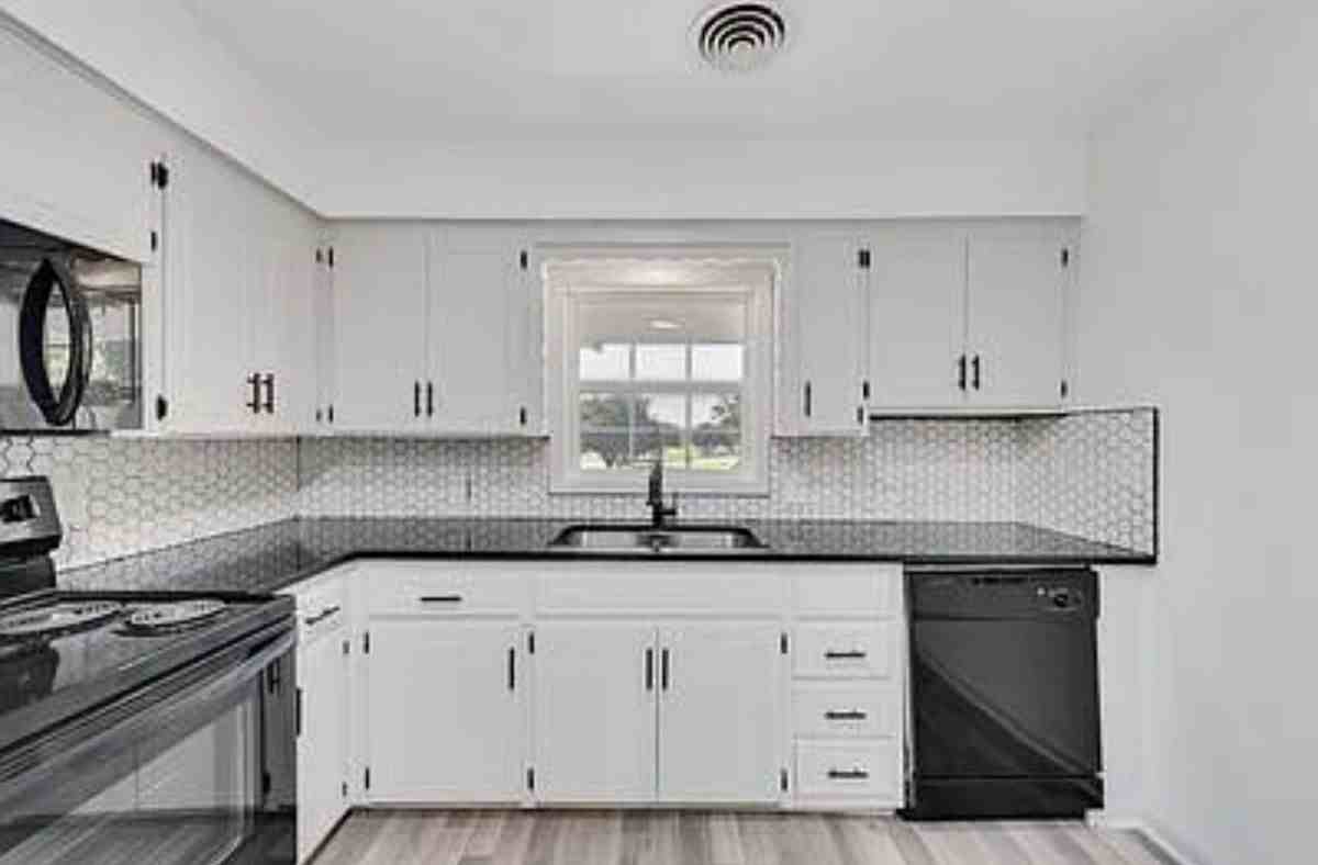 725 W Brock St - Photo 5 of 19