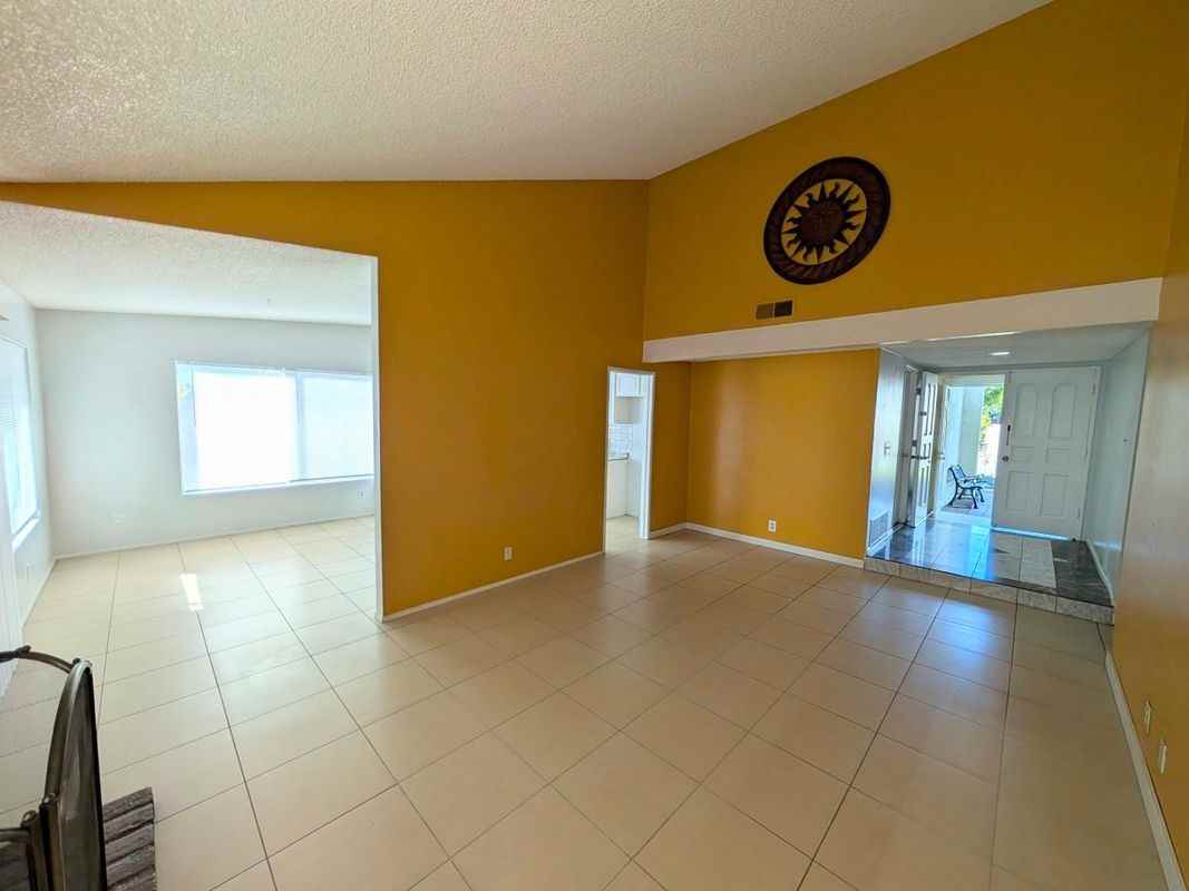 914 W Alton Ave - Photo 2 of 28