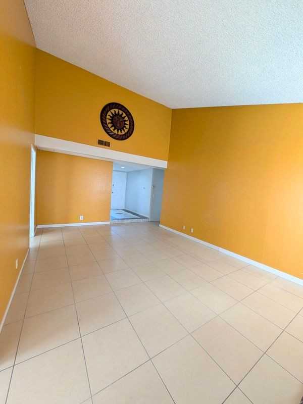 914 W Alton Ave - Photo 4 of 28