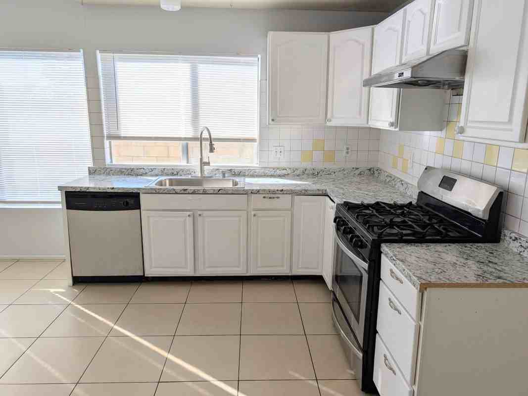 914 W Alton Ave - Photo 5 of 28