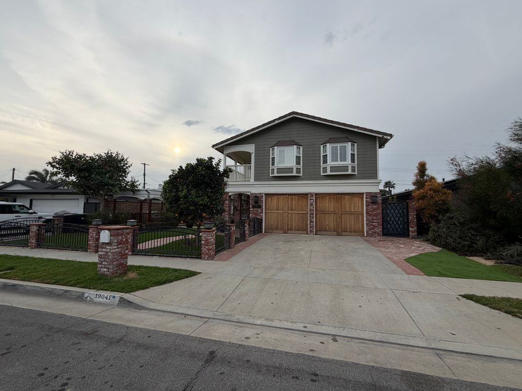 19041 Hillsboro Cir - Photo 2 of 49