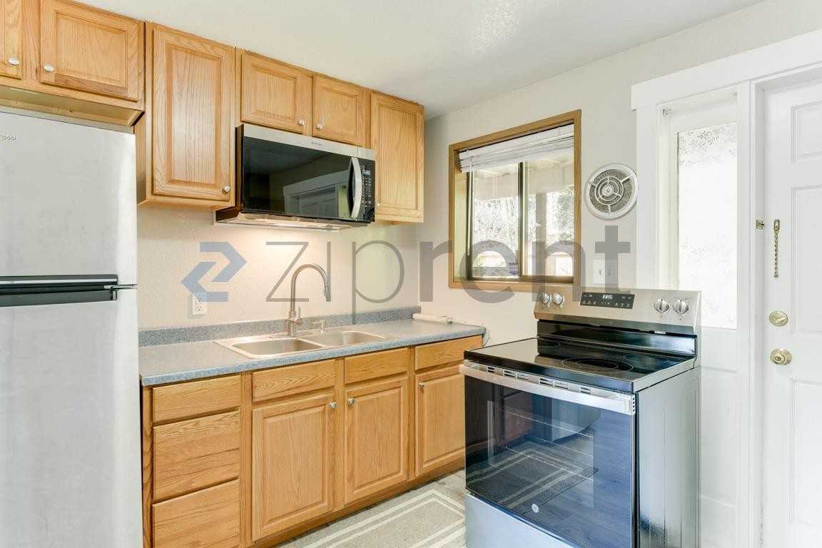 14325 19th Ave Ne #B - Photo 5 of 16