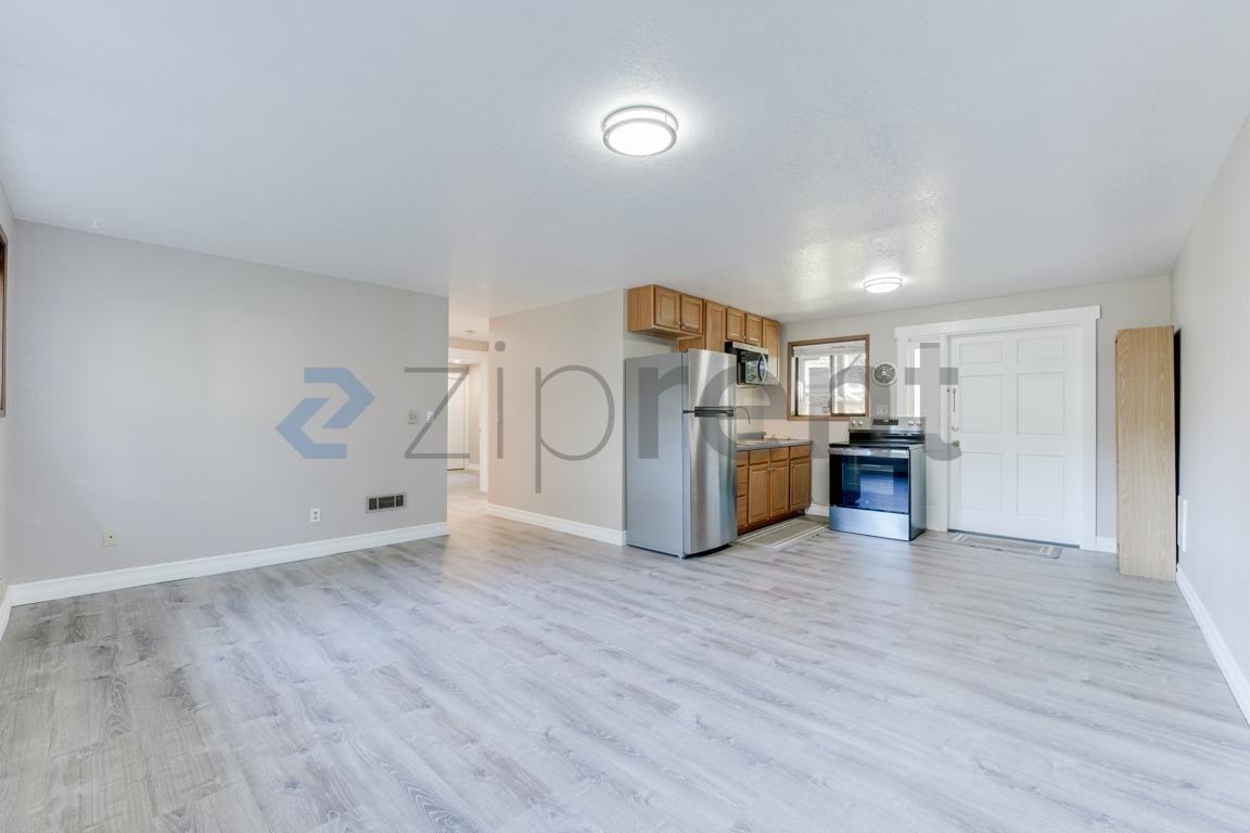 14325 19th Ave Ne #B - Photo 4 of 16