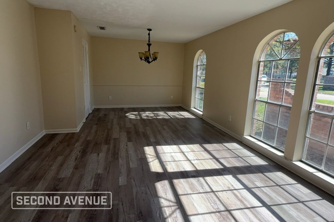 7023 Foxhurst Ln - Photo 2 of 14