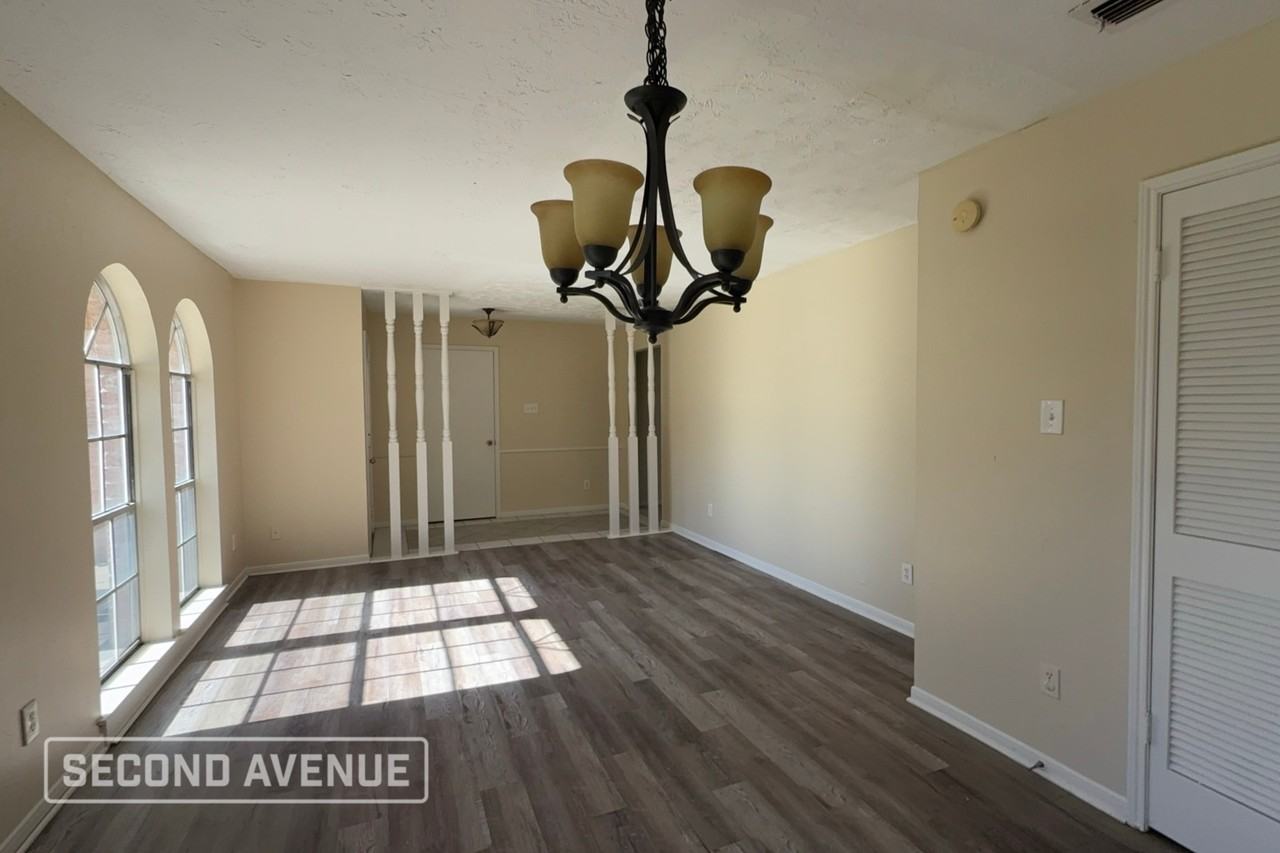 7023 Foxhurst Ln - Photo 3 of 14