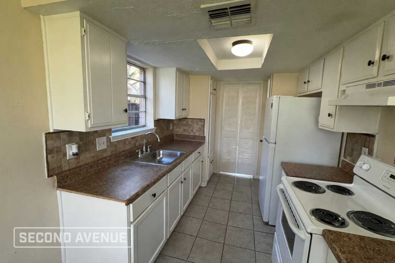 7023 Foxhurst Ln - Photo 4 of 14