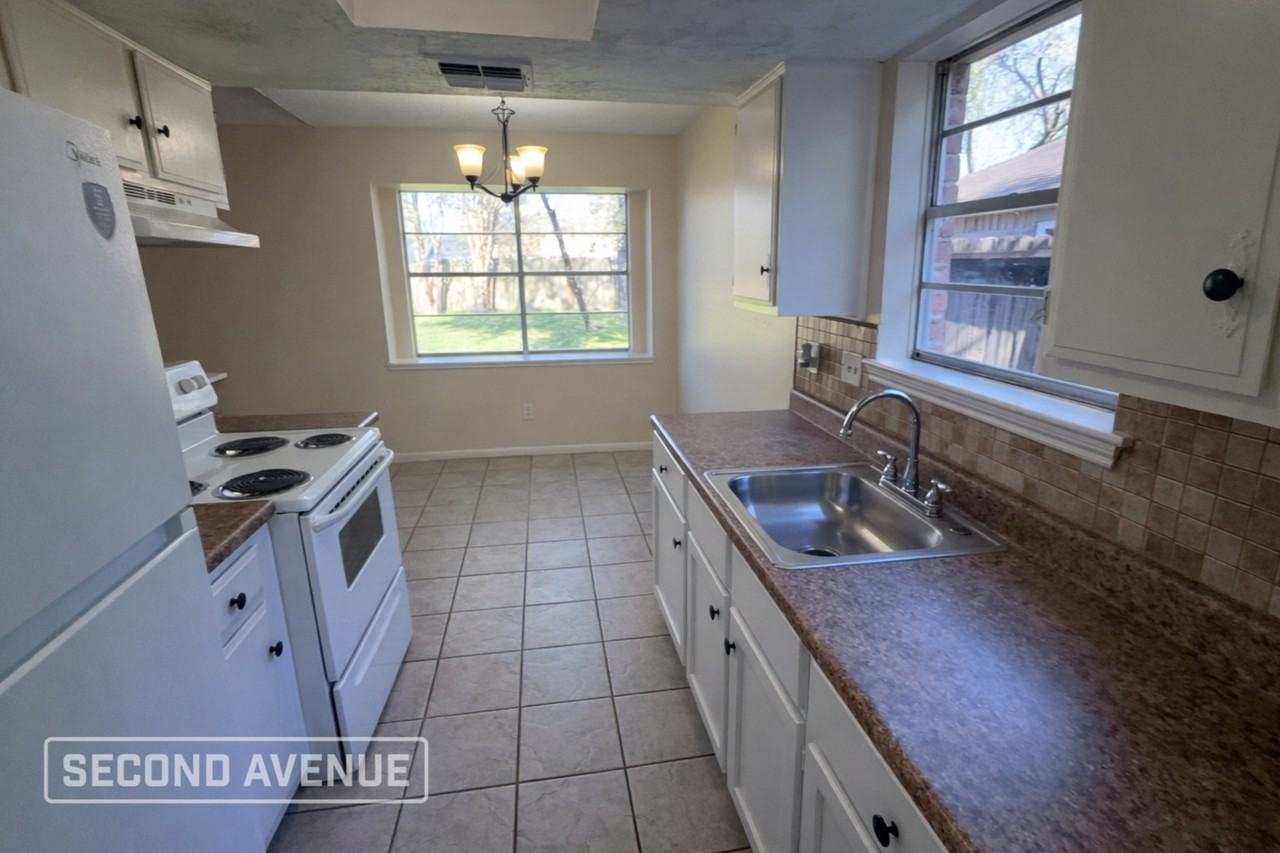 7023 Foxhurst Ln - Photo 5 of 14