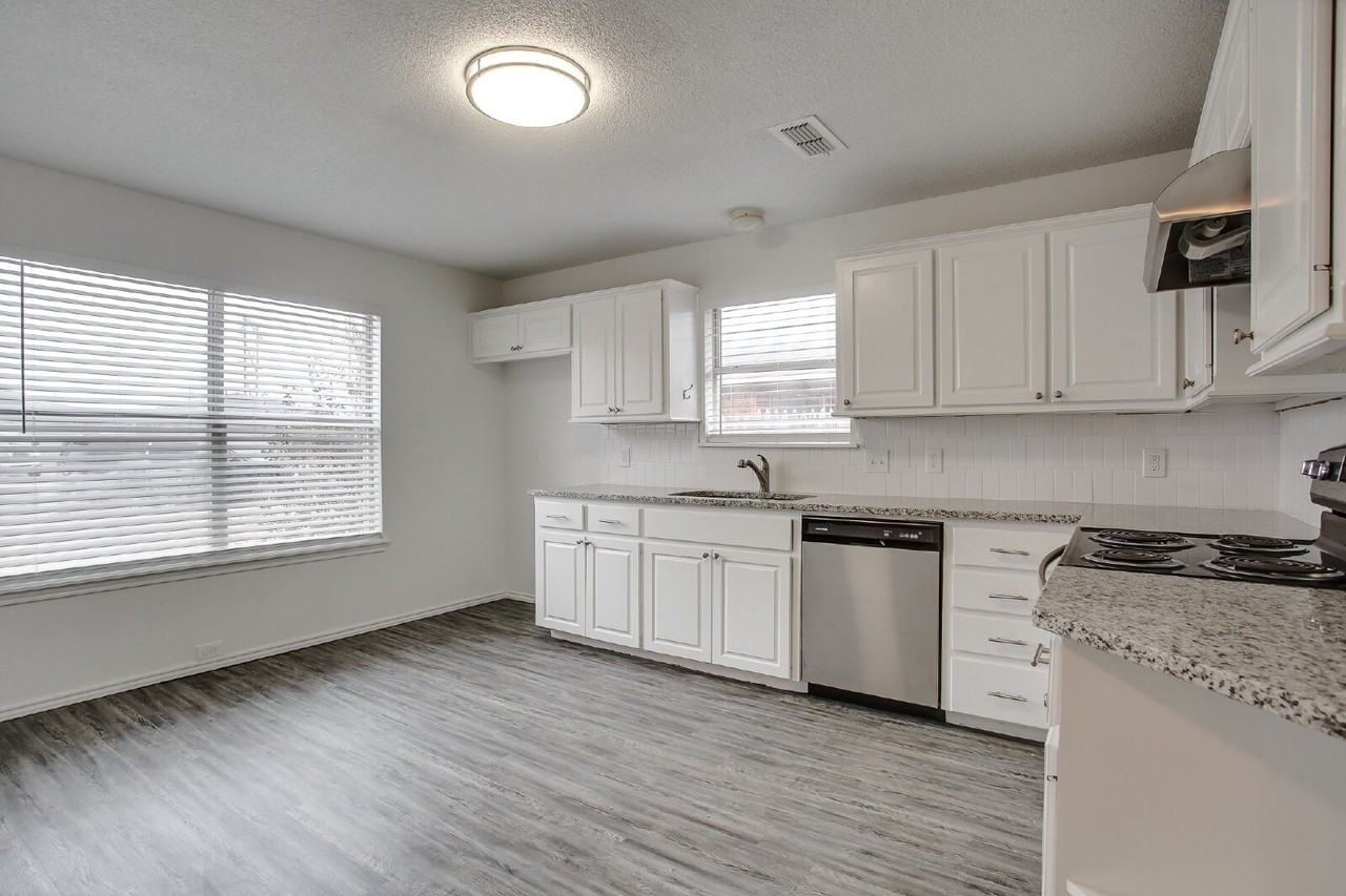 2513 108th Dr - Photo 4 of 12